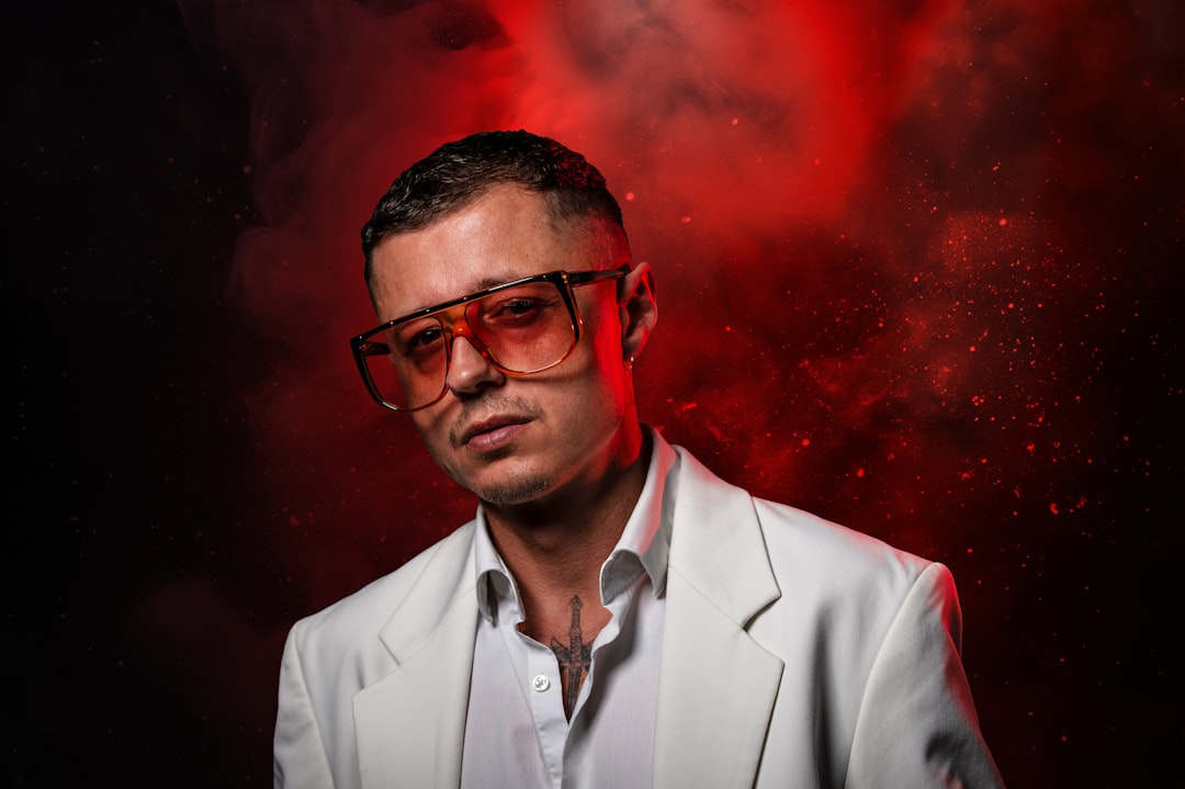 découvrez l'univers du marketing d'influence : stratégies, meilleures pratiques et conseils pour collaborer efficacement avec des influenceurs. apprenez à maximiser l'impact de vos campagnes et à atteindre votre public cible grâce à des partenariats authentiques et engageants.